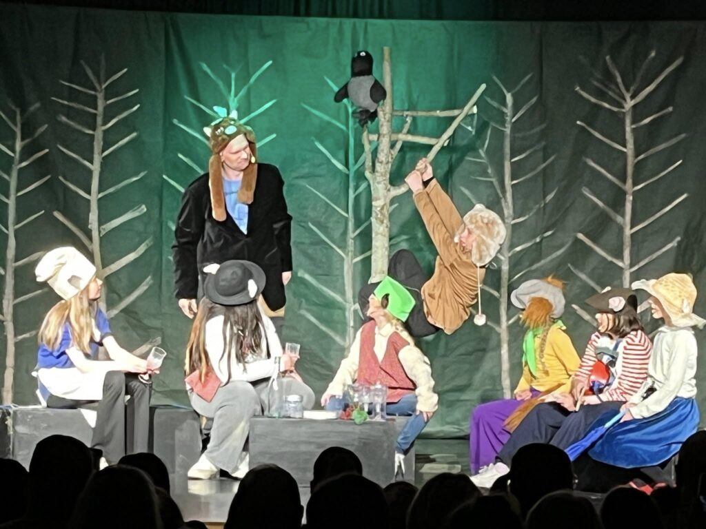 Kulturskolens teatergruppe spilte Hakkebakkeskogen på Rambergstua Kulturskolens teatergruppe spilte Hakkebakkeskogen på Rambergstua